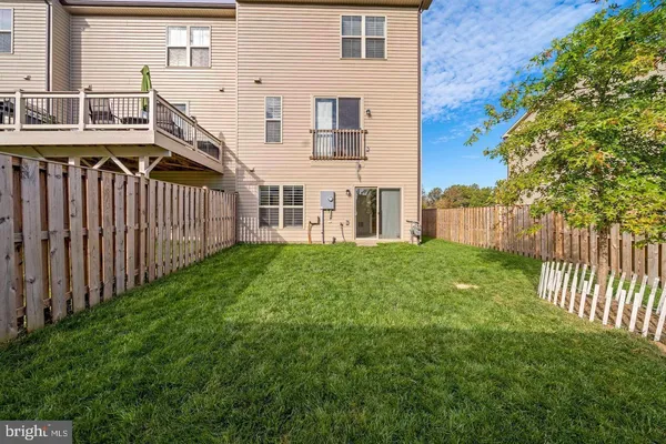 a view of a house with backyard and porch