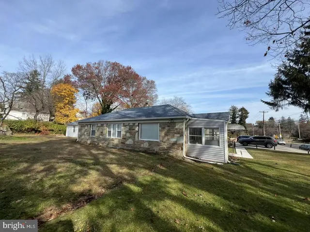a view of a house with a backyard