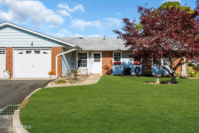 a view of a house with backyard