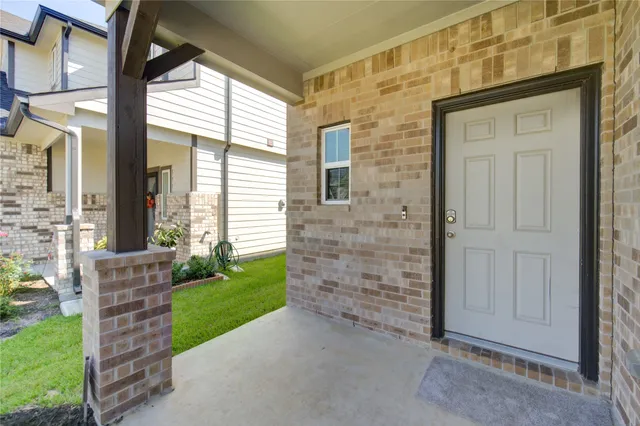 a view of entryway with a front door
