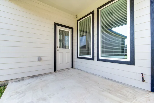a view of a house with backyard and garden