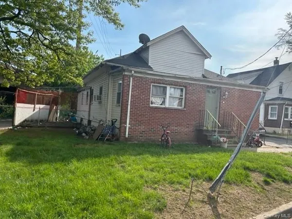 $3,000 | 100 East Valley Stream Boulevard, Valley Stream, NY 11580