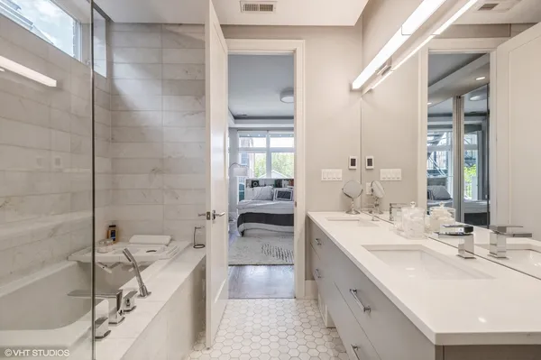 $4,295 | 1543 West Augusta Boulevard, Unit 2, Chicago, IL 60642