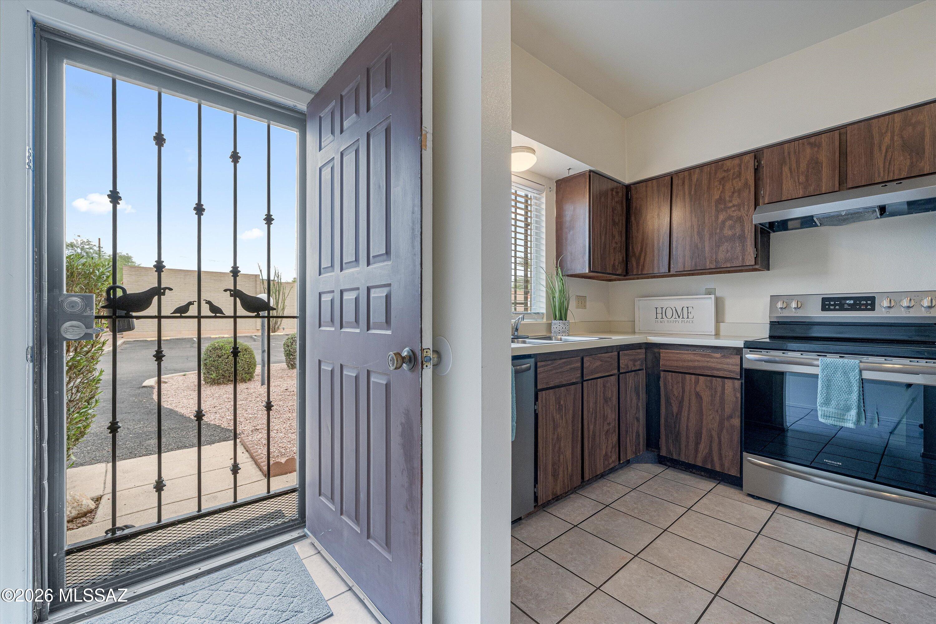 896 South Pantano Road Tucson, AZ 85710 - Photo 4 of 29