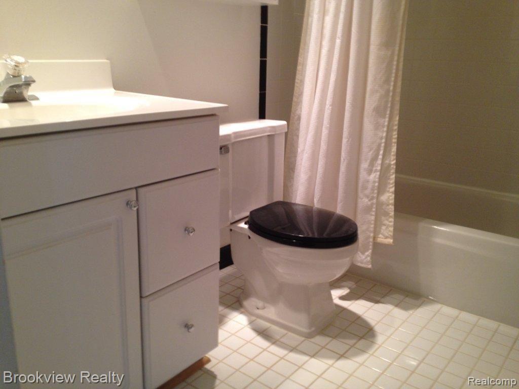 32139 Hayes Road Warren, MI 48088 - Photo 10 of 17 Main bathroom