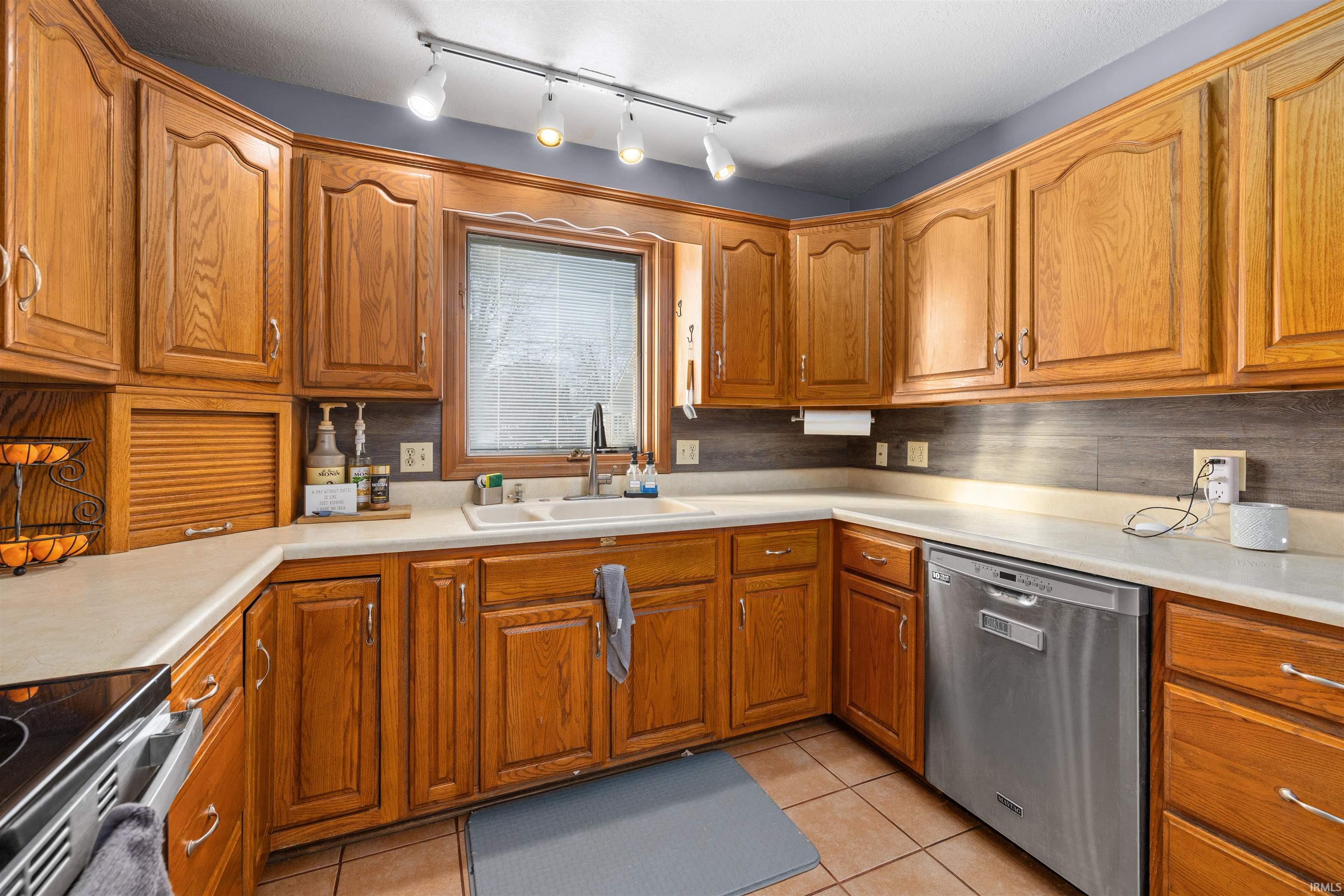 1102 Riviera Court Auburn, IN 46706 - Photo 13 of 36