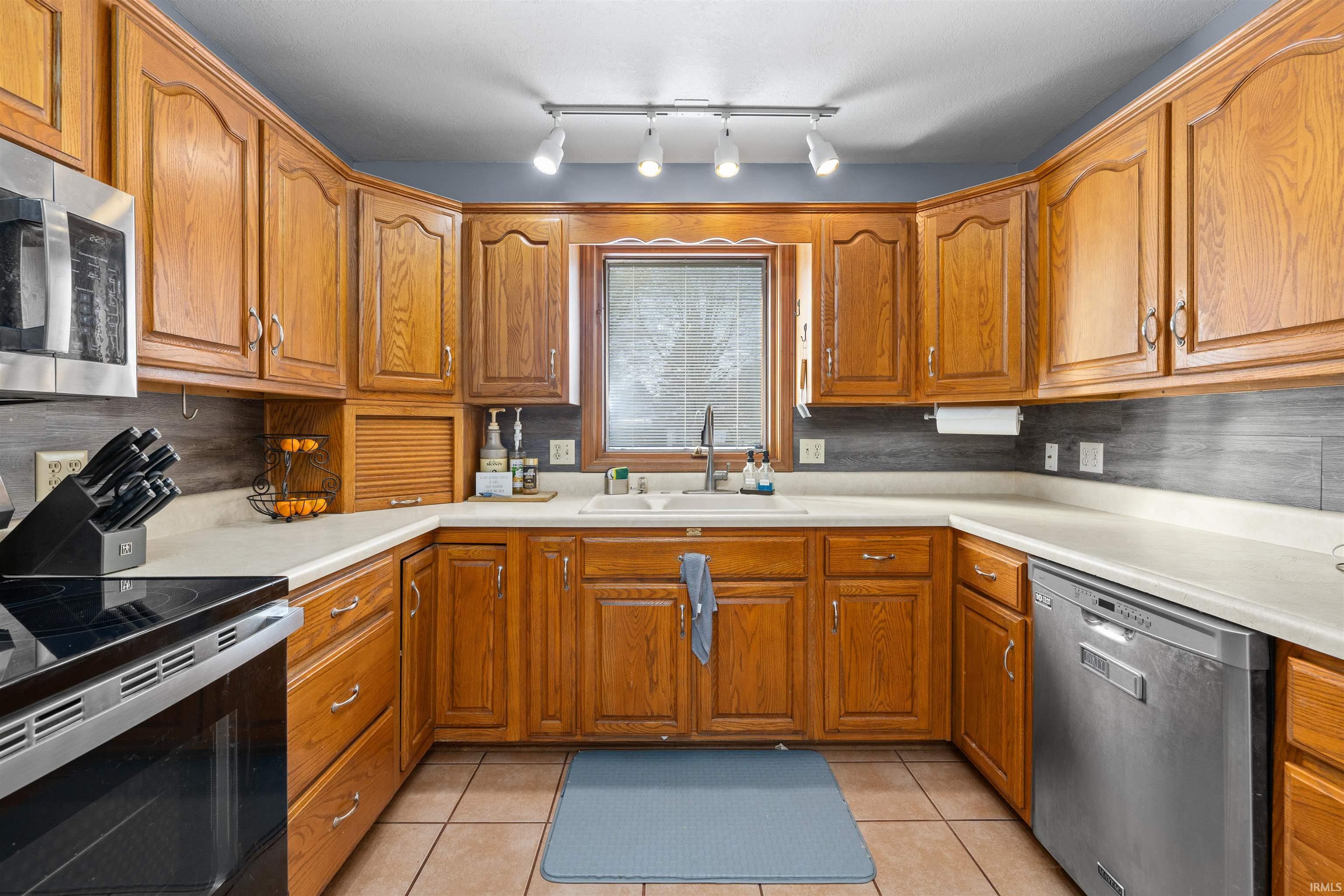 1102 Riviera Court Auburn, IN 46706 - Photo 16 of 36