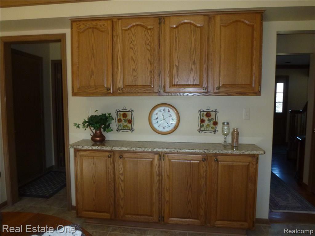 539 Shellbourne Drive Rochester, MI 48309 - Photo 18 of 37 Built-Ins in Dinette Area