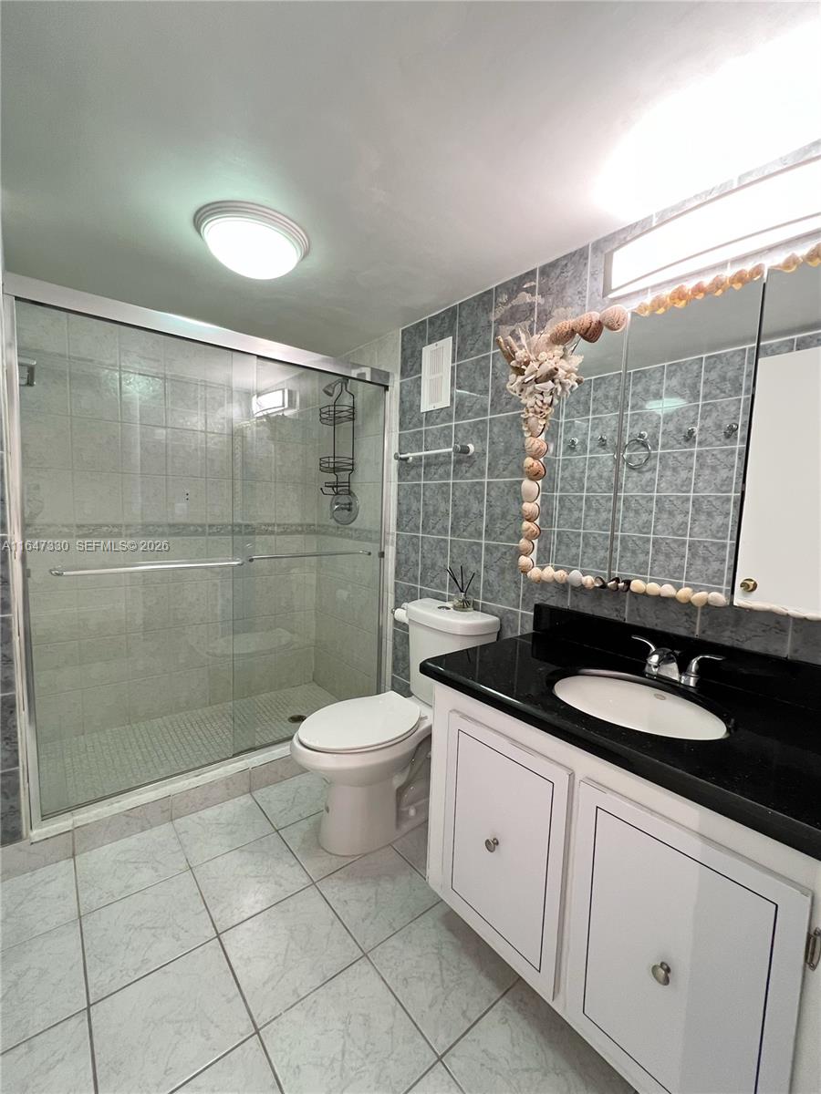 671 Northeast 195th Street, Unit 425E Miami, FL 33179 - Photo 12 of 22