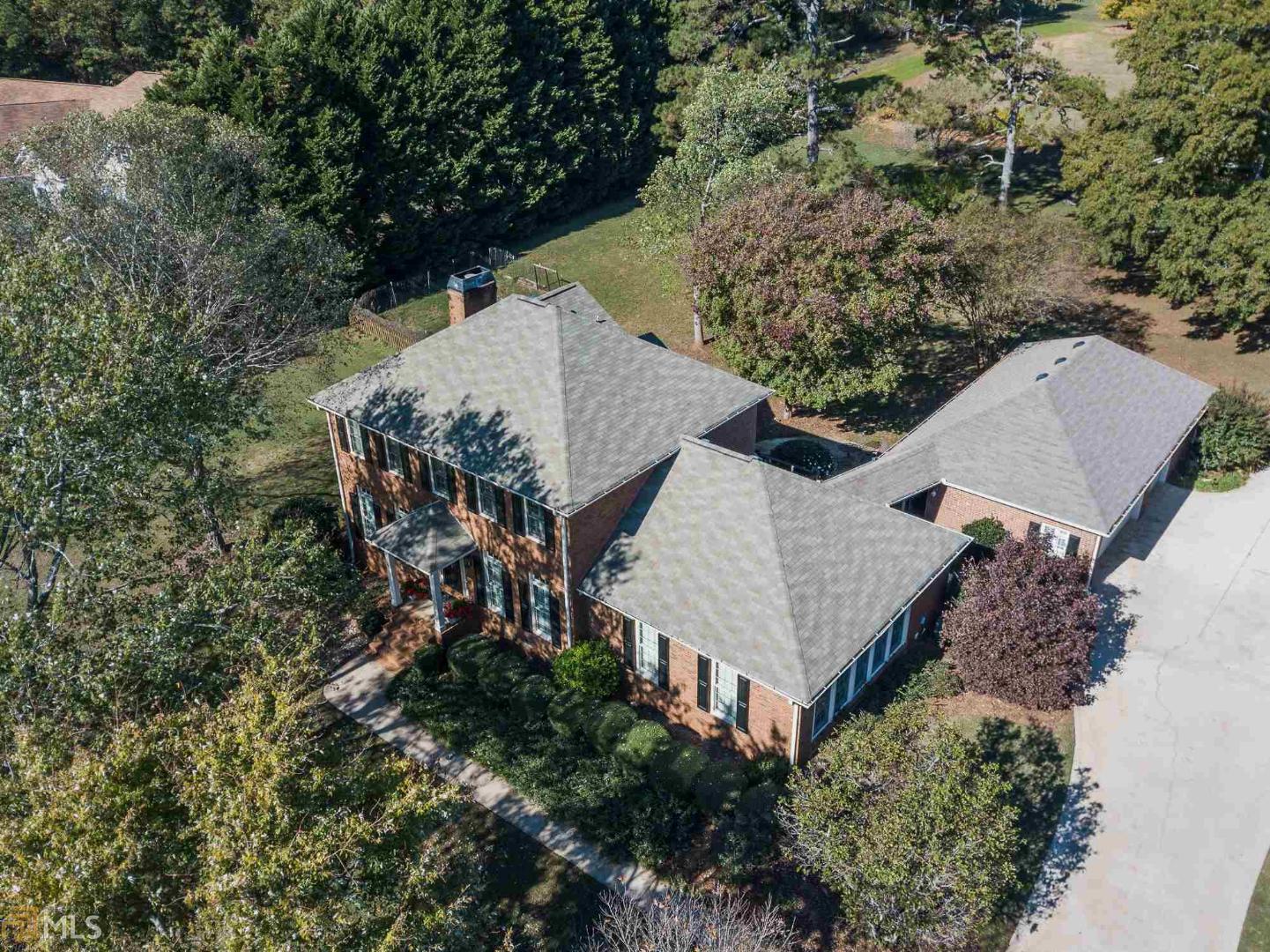 an aerial view of a house having yard