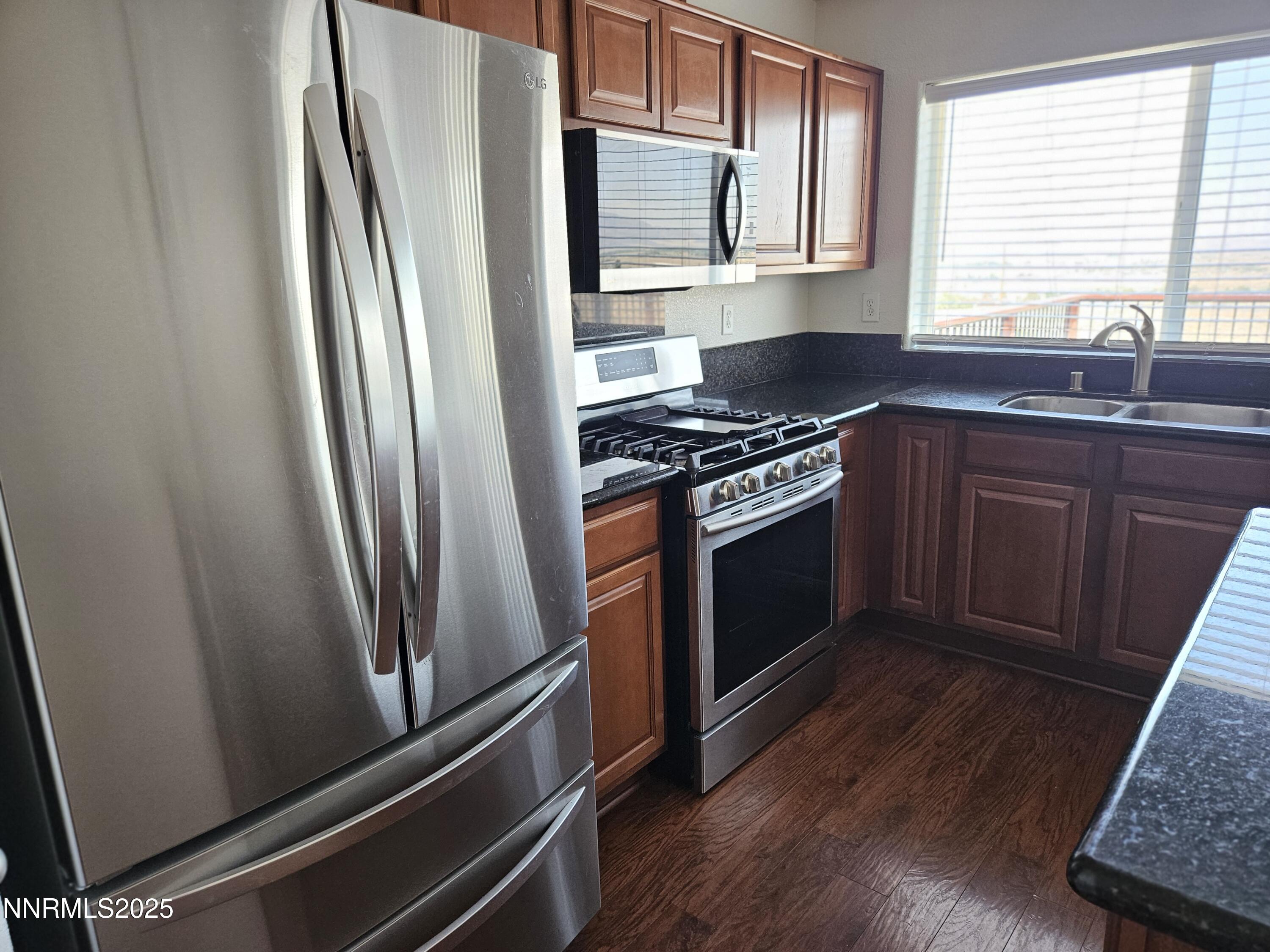 7900 Beech Street Silver Springs, NV 89429 - Photo 4 of 37 a kitchen with granite countertop a refrigerator stove and sink