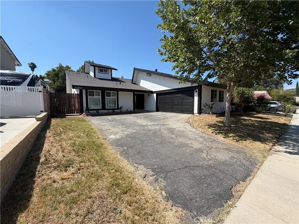 $765,000 | 23767 Vía Helina, Valencia, CA 91355