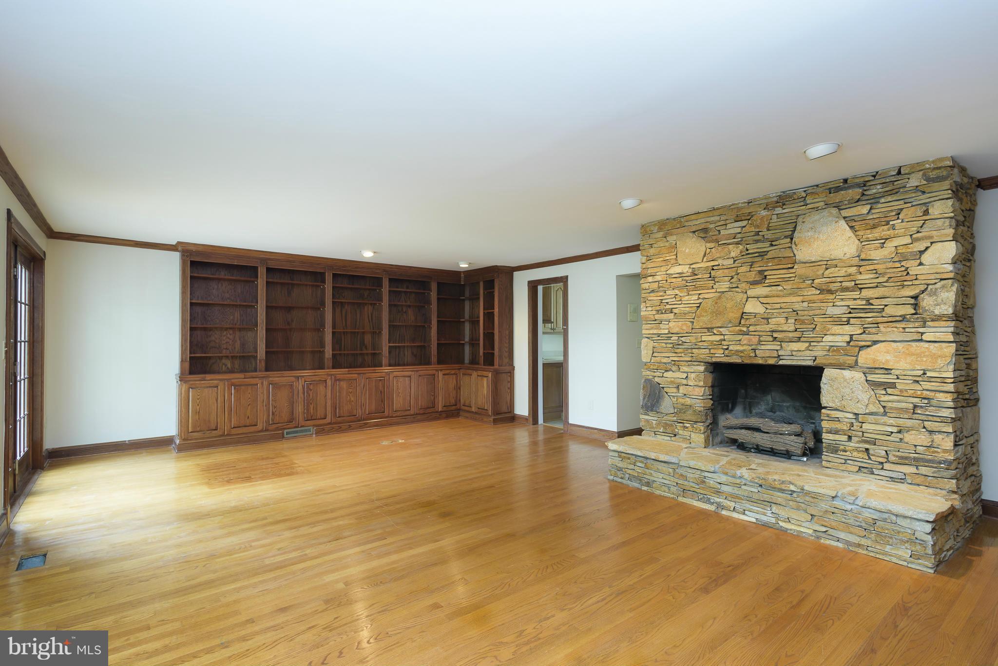 417 Edgewater Road Pasadena, MD 21122 - Photo 8 of 30 Living Room