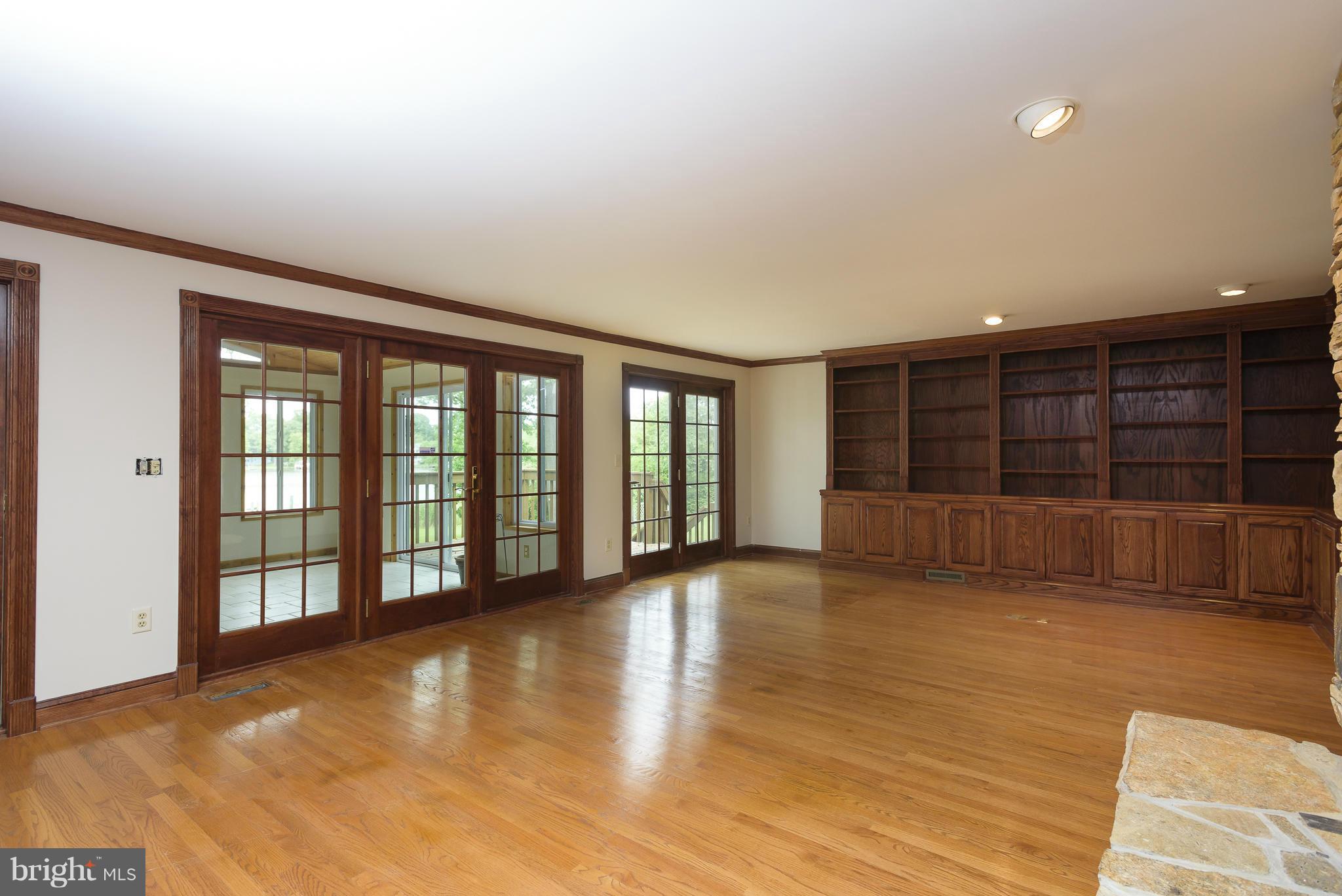 417 Edgewater Road Pasadena, MD 21122 - Photo 9 of 30 Living Room