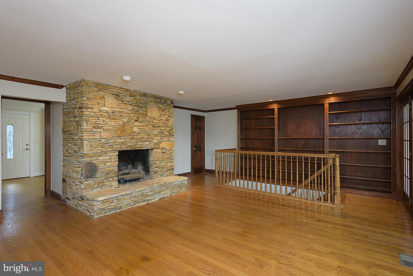 417 Edgewater Road Pasadena, MD 21122 - Photo 10 of 30 Living Room