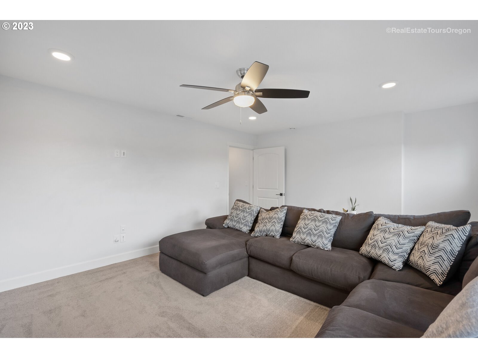 4584 North 9th Street Ridgefield, WA 98642 - Photo 24 of 39 a living room with furniture and a ceiling fan