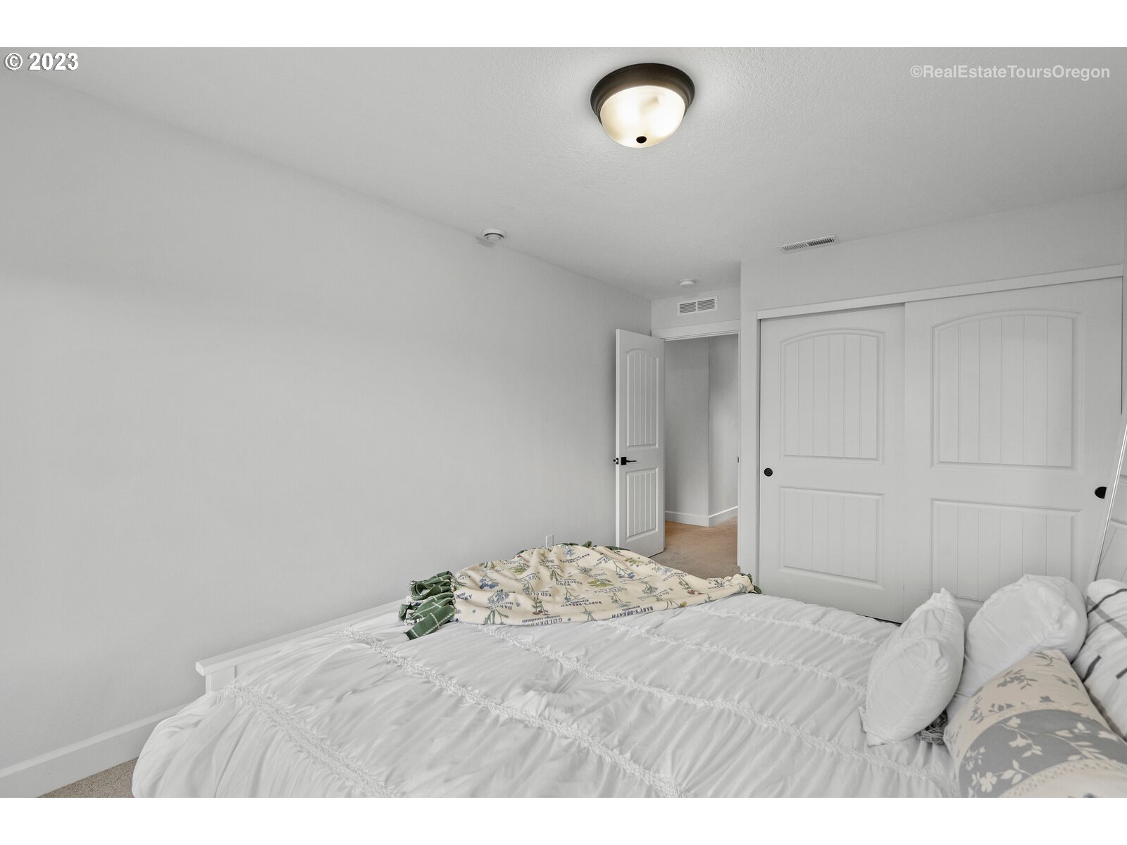 4584 North 9th Street Ridgefield, WA 98642 - Photo 30 of 39 a bedroom with a bed and a lamp