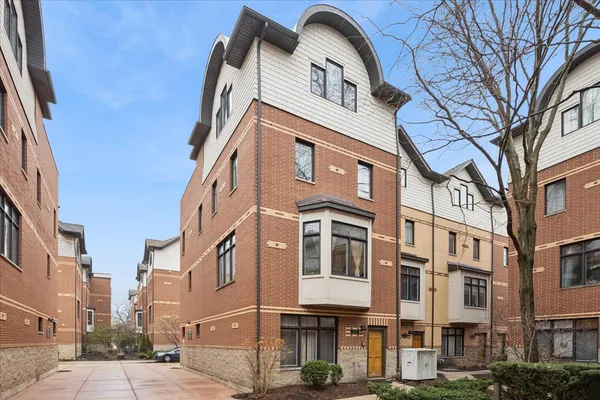 $625,000 | 1026 Baldwin Lane, Oak Park, IL 60302