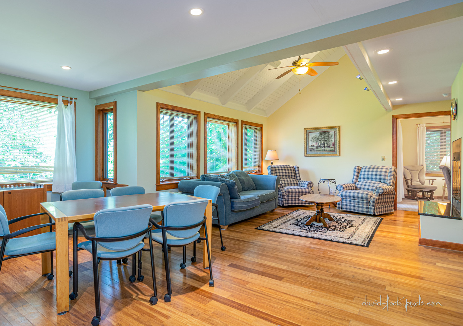 18 Lookout Trace Galena, IL 61036 - Photo 11 of 56 a living room with furniture and a table