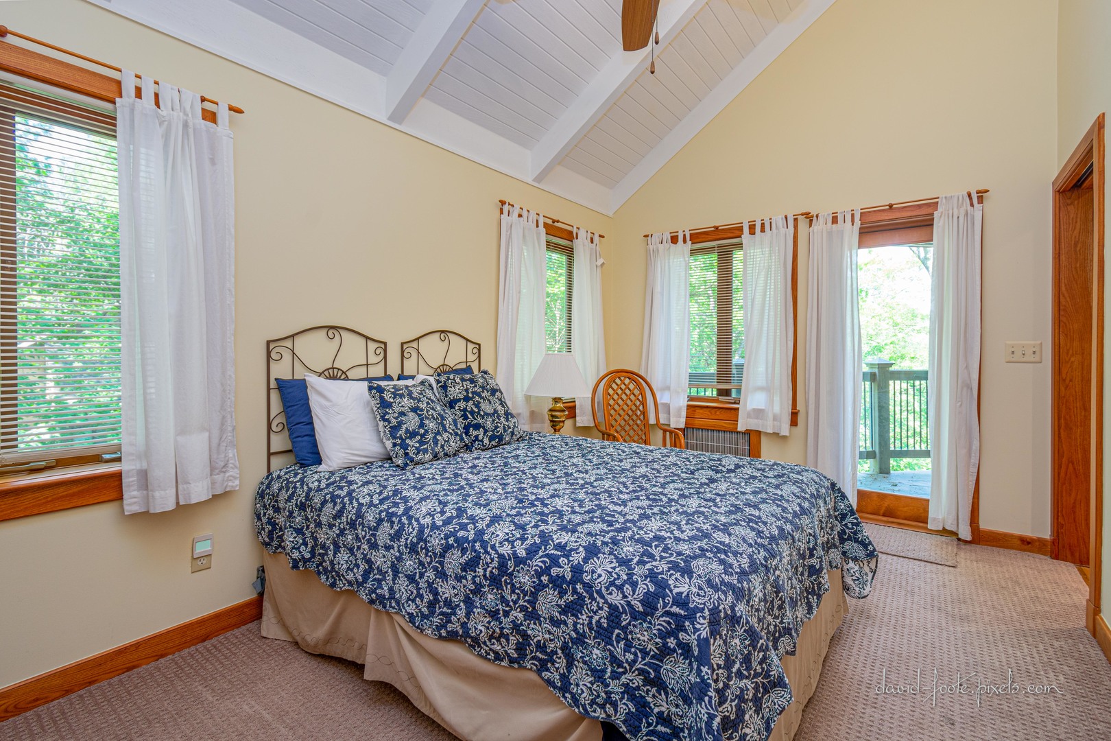 18 Lookout Trace Galena, IL 61036 - Photo 27 of 56 a bedroom with a large bed and a large window