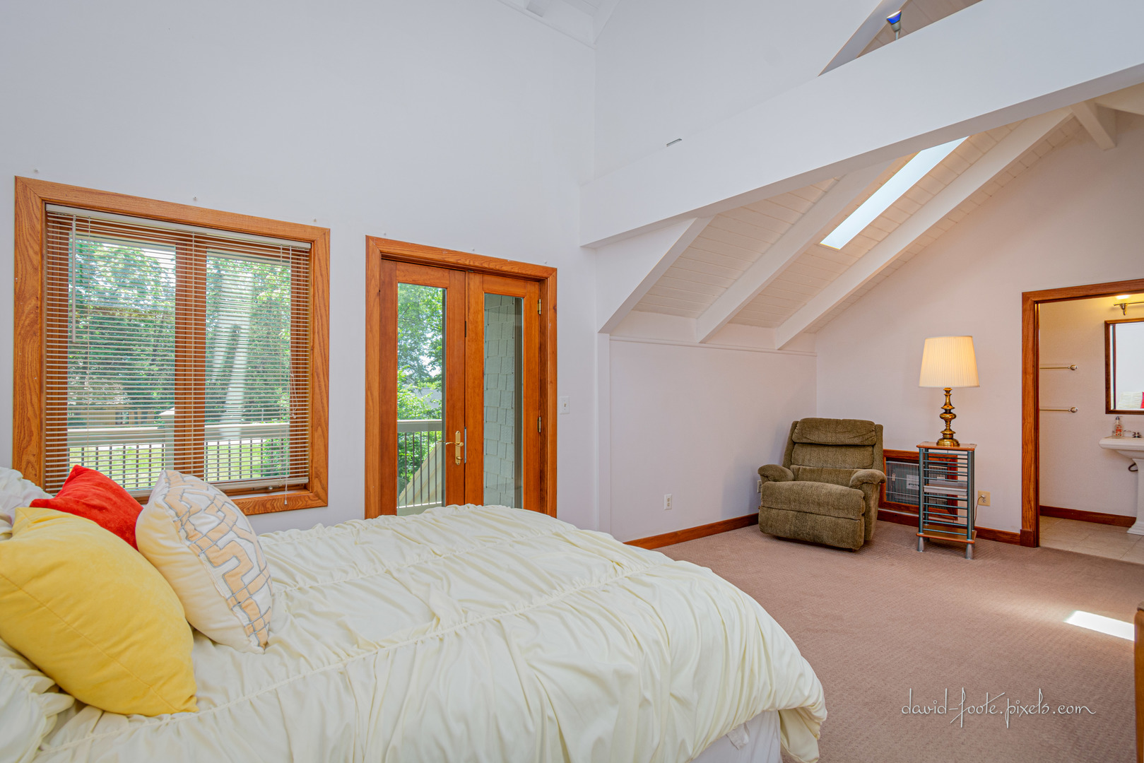 18 Lookout Trace Galena, IL 61036 - Photo 38 of 56 a bedroom with a bed and a large window