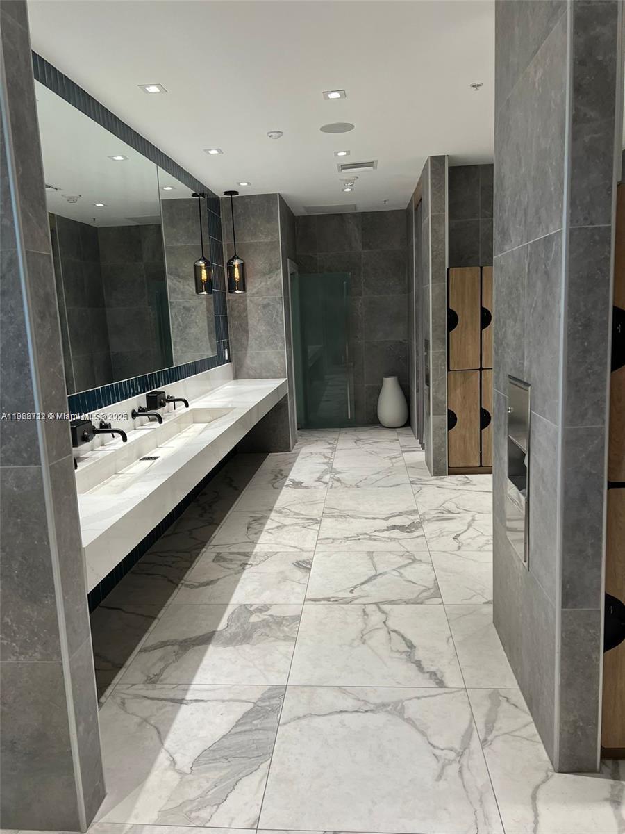 90 Southwest 3rd Street, Unit 3010 Miami, FL 33130 - Photo 39 of 44 a bathroom with a tub sink and mirror