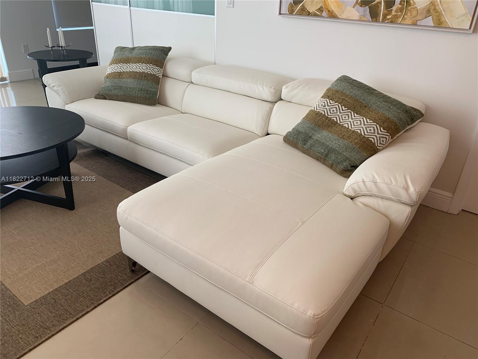 90 Southwest 3rd Street, Unit 3010 Miami, FL 33130 - Photo 9 of 44 a living room with furniture