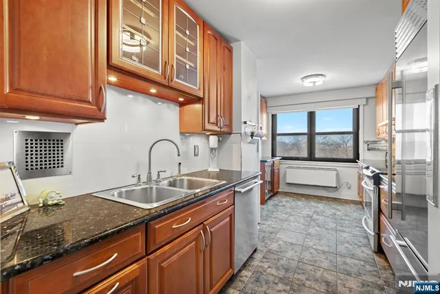 $690,000 | 7855 Boulevard East, Unit 6A, North Bergen, NJ 07047