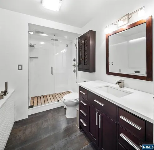 $690,000 | 7855 Boulevard East, Unit 6A, North Bergen, NJ 07047