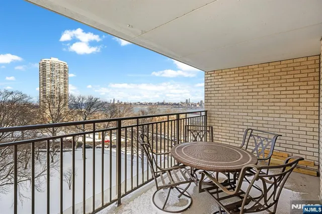 $690,000 | 7855 Boulevard East, Unit 6A, North Bergen, NJ 07047