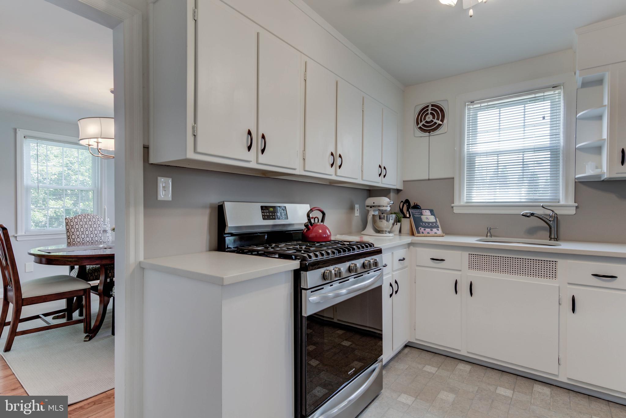 512 Harrington Road Havertown, PA 19083 - Photo 11 of 31 Fully Equipped Kitchen