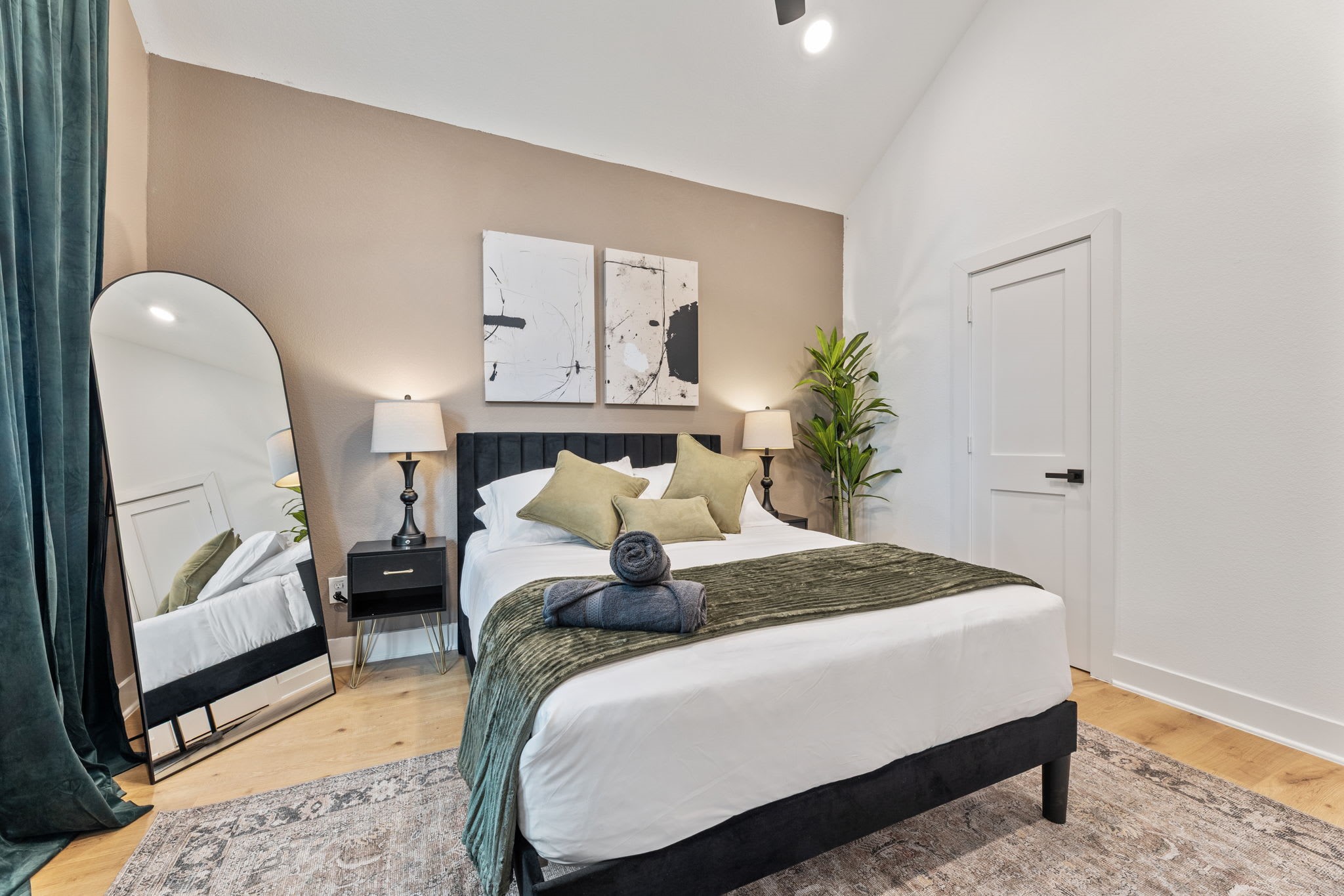 515 Altic Street Houston, TX 77011 - Photo 18 of 36 a bedroom with a bed a mirror and lamp