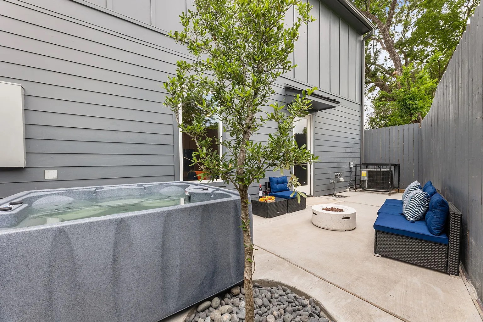 515 Altic Street Houston, TX 77011 - Photo 24 of 36 a view of a outdoor space with a patio
