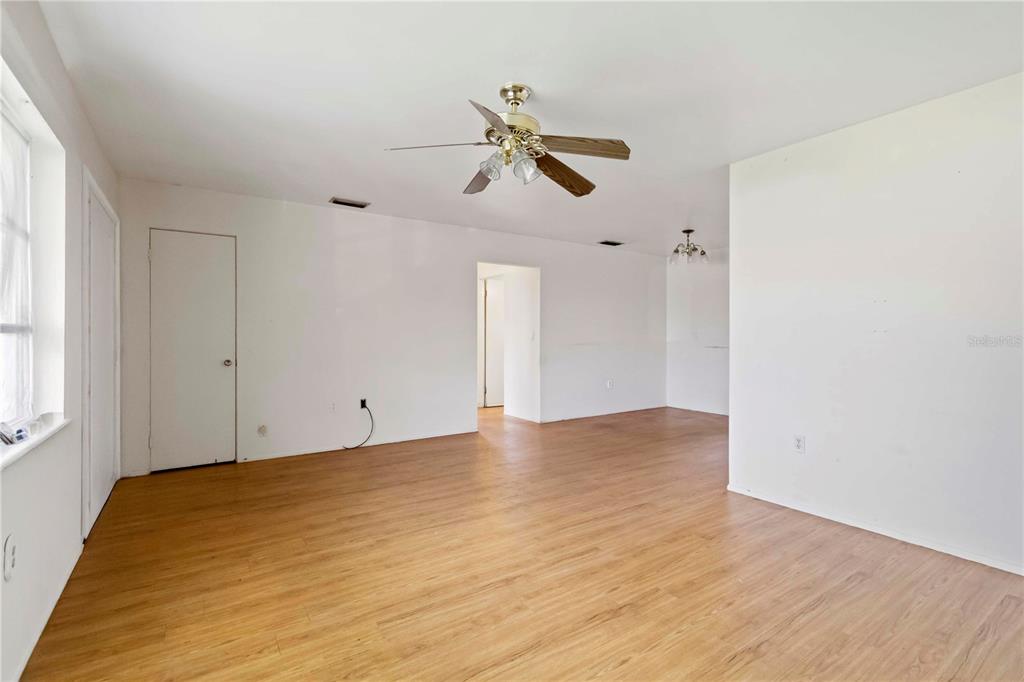 417 Glen Oak Road Venice, FL 34293 - Photo 5 of 28 Living Room