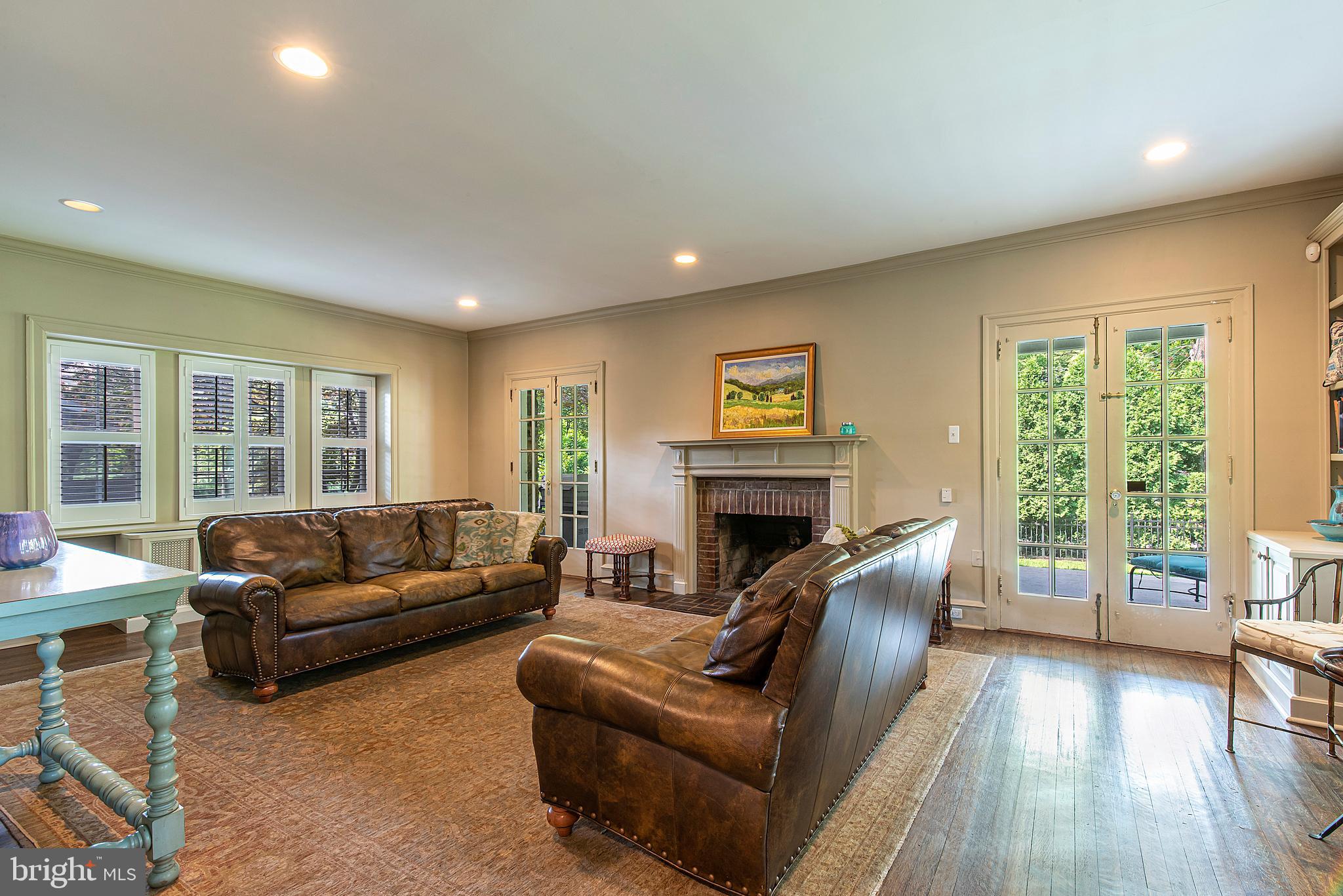 Living Room w/ Gas Fireplace