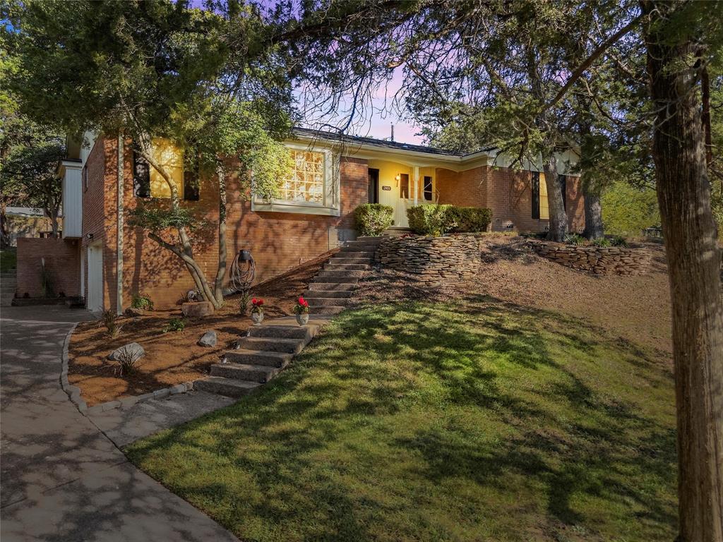 a view of a house with a yard