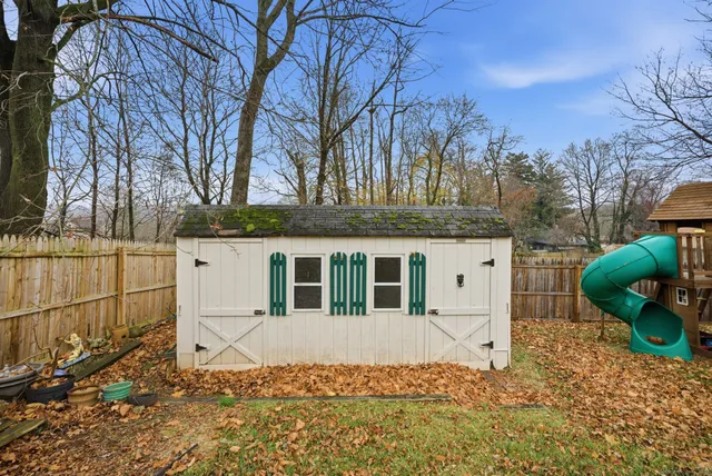 a view of a house with backyard