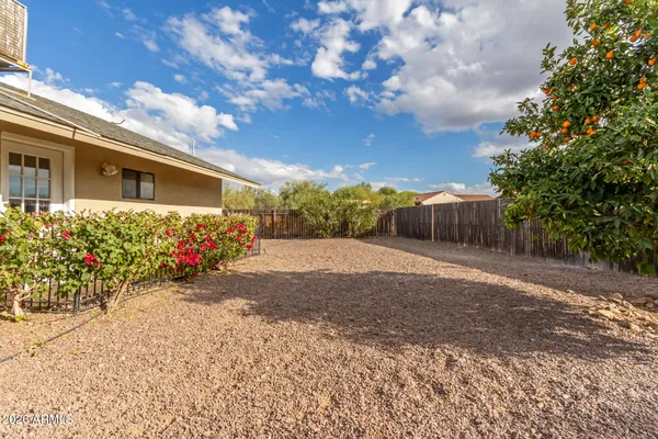 a view of a backyard