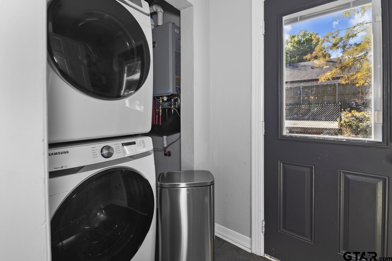 403 East Houston Street Tyler, TX 75701 - Photo 19 of 44 a utility room with dryer and washer