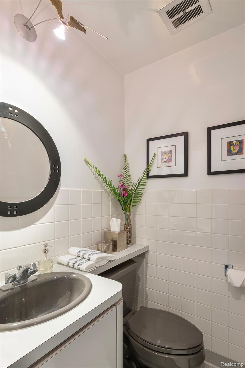 3364 Greentree Road Bloomfield Hills, MI 48304 - Photo 12 of 25 Powder Room