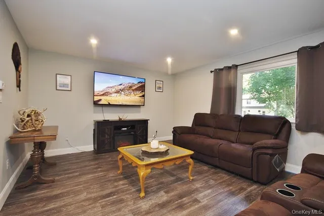 $340,000 | 14 Somerset Drive, Suffern, NY 10901