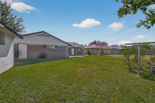 a view of a back yard of the house