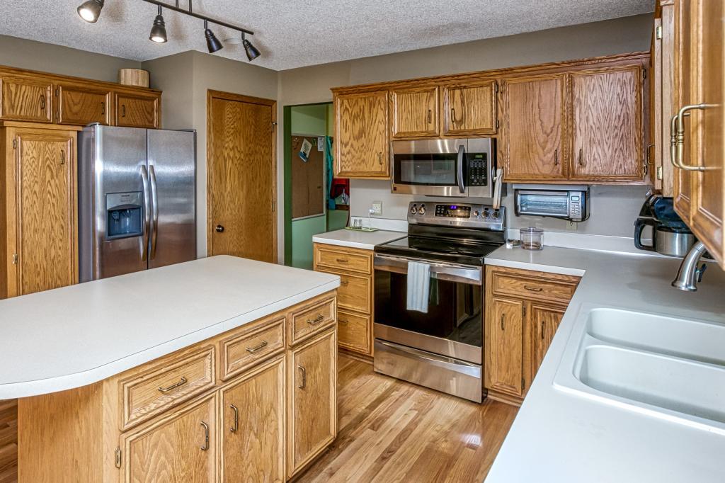700 Oak Ridge Court East Burnsville, MN 55306 - Photo 11 of 37