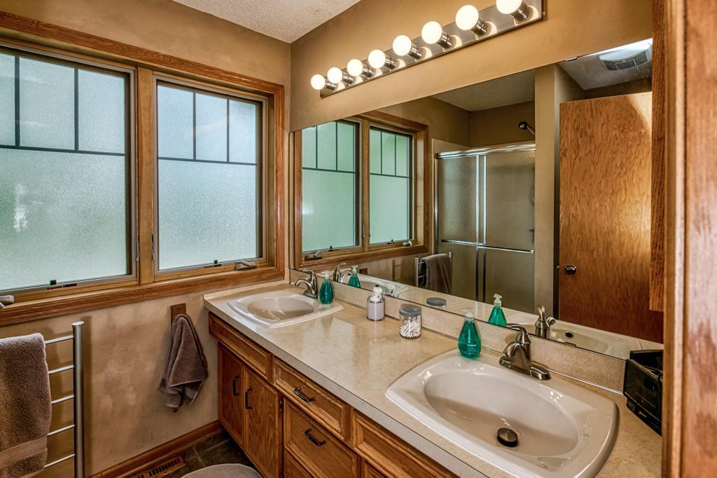 700 Oak Ridge Court East Burnsville, MN 55306 - Photo 22 of 37
