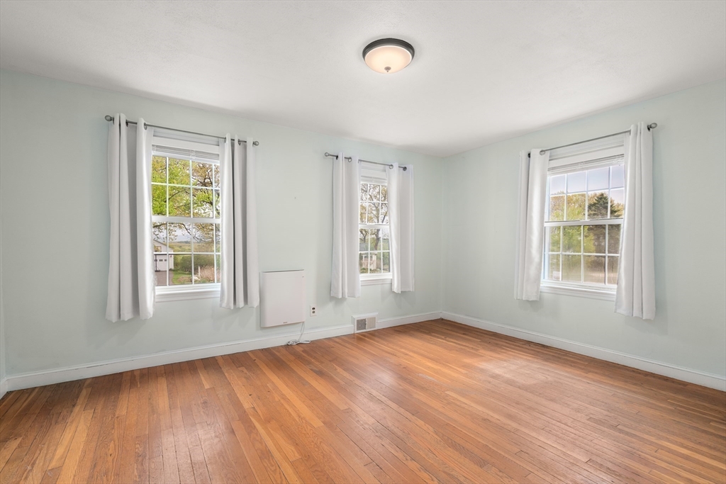 39 Pleasant Street Holyoke, MA 01040 - Photo 14 of 29