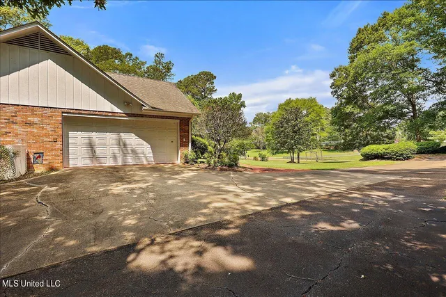 $533,900 | 1600 Pine Hill Drive, Raymond, MS 39154