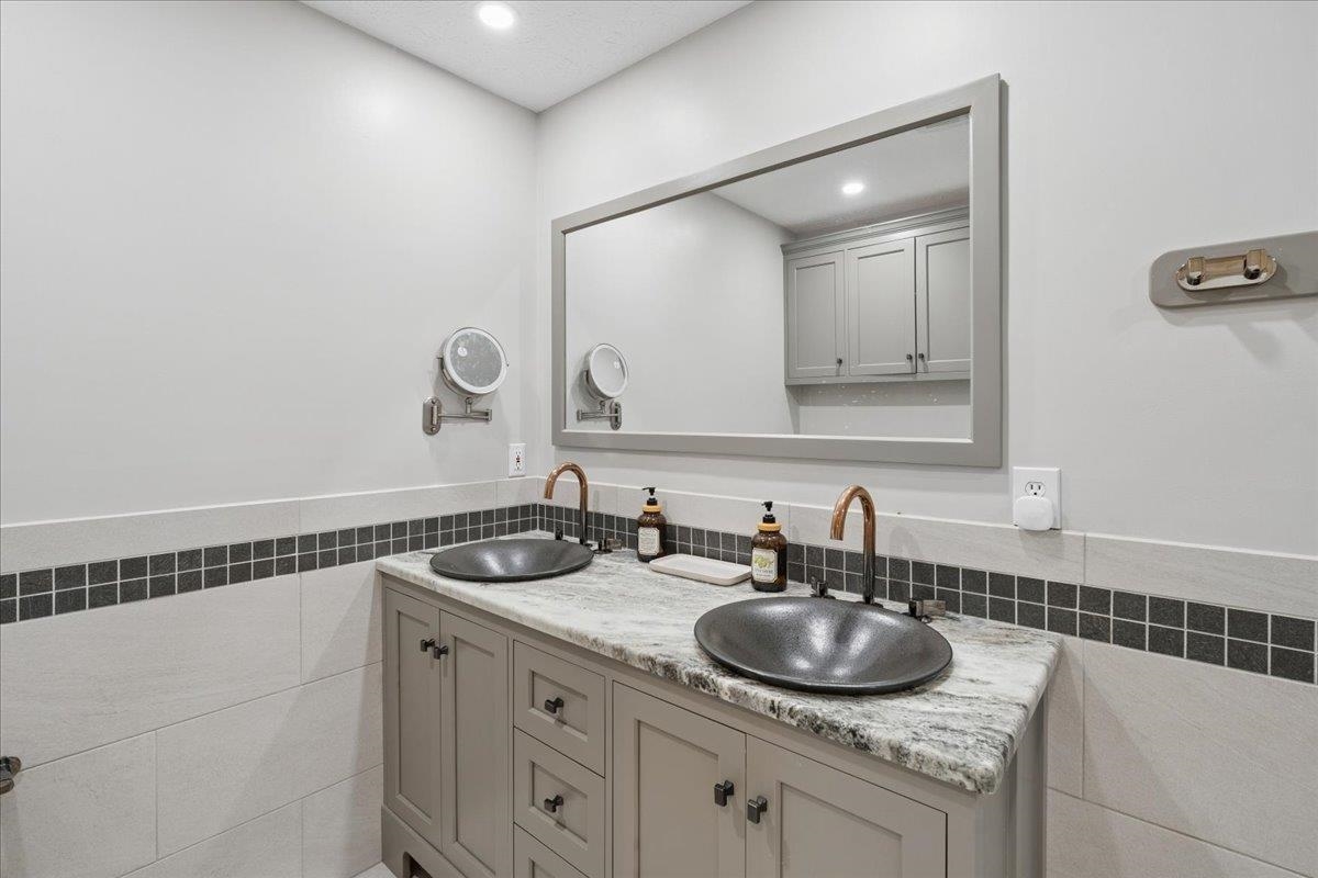 110 Hawthorne Village Road Nashua, NH 03062 - Photo 11 of 44