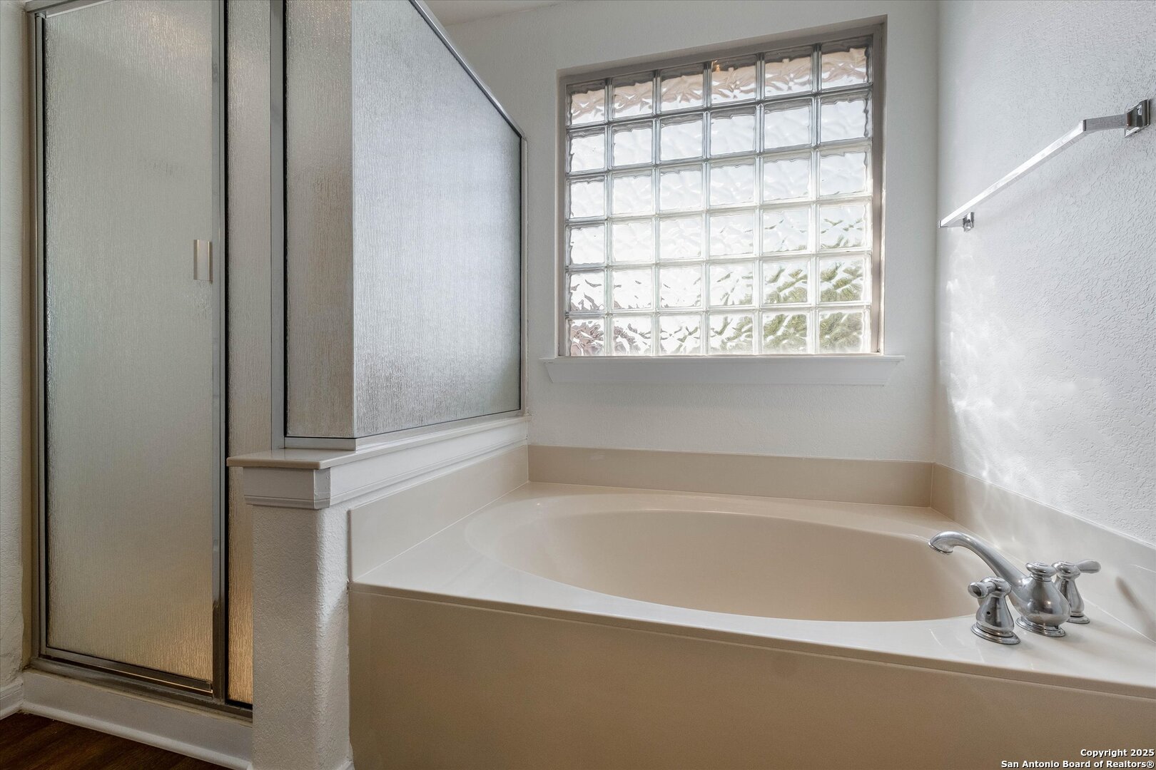 173 Springtree Gate Cibolo, TX 78108 - Photo 13 of 23 a white bath tub sitting next to a window