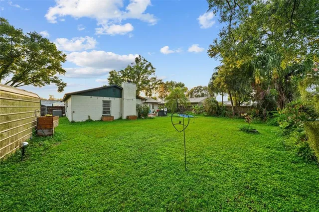 a view of a backyard