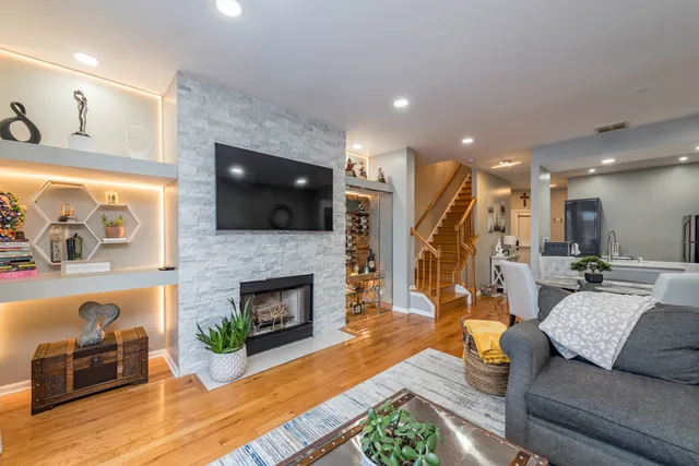 $265,000 | 17828 West Salisbury Drive, Gurnee, IL 60031